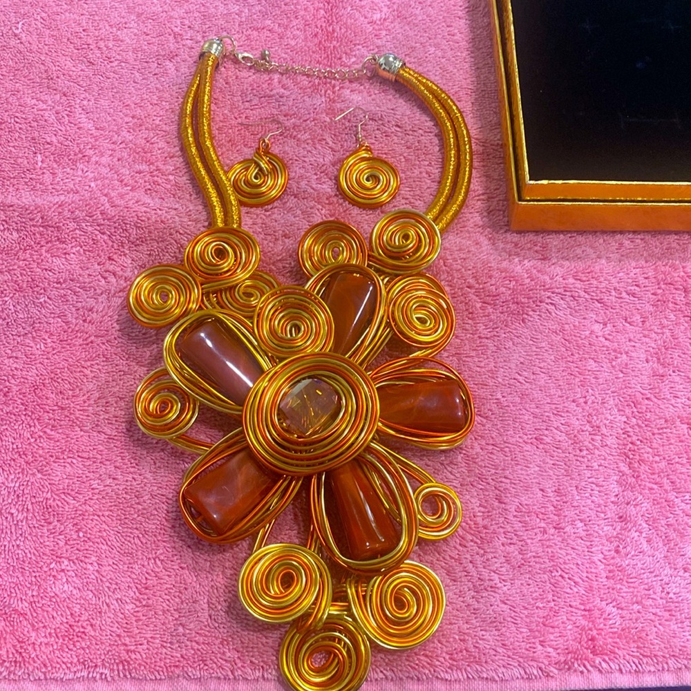 Beautiful gold and copper color necklace with earrings to match!